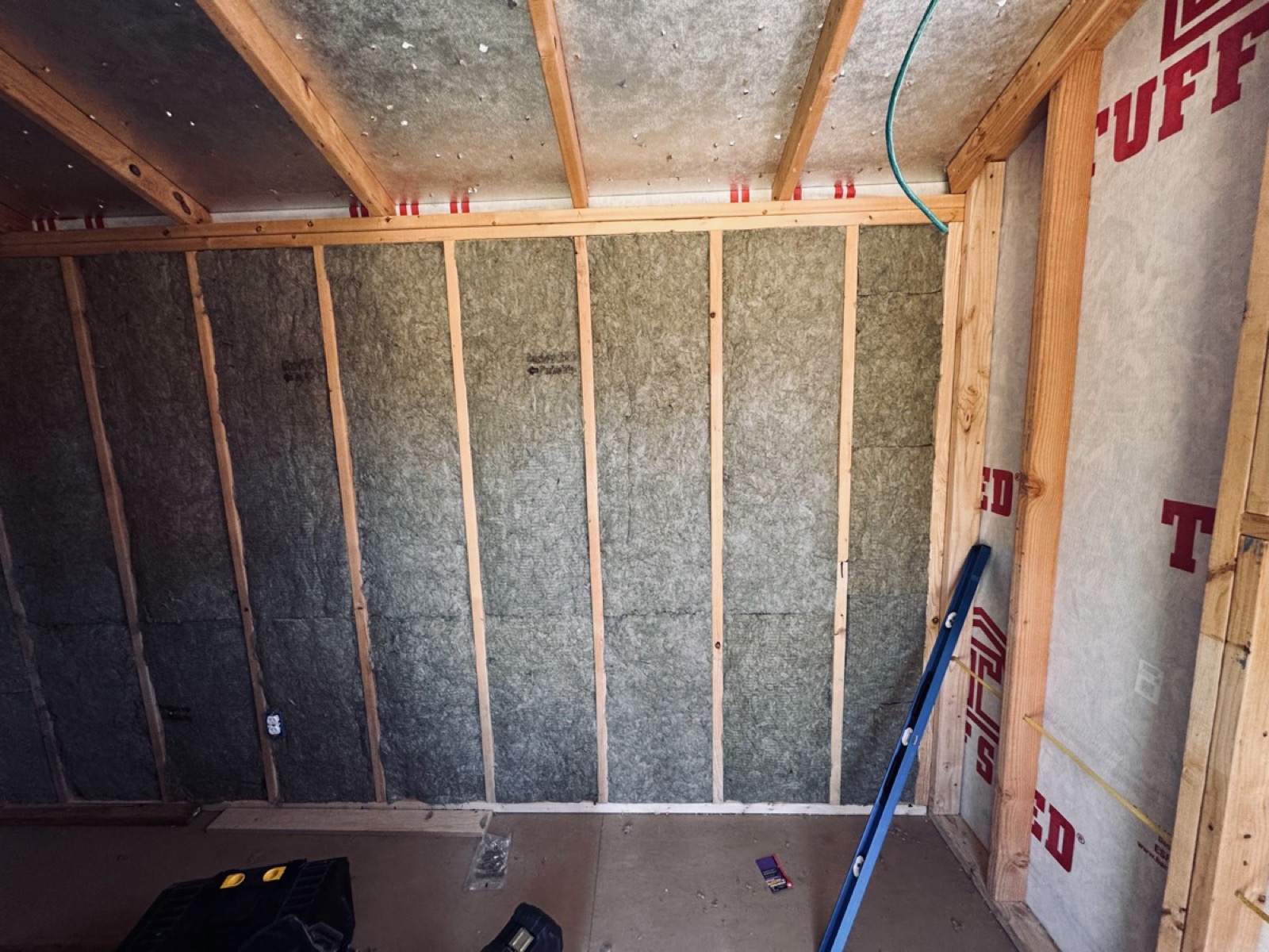 벽체 스터드 사이에 빈틈없이 채워 넣은 Rockwool R-15 단열재