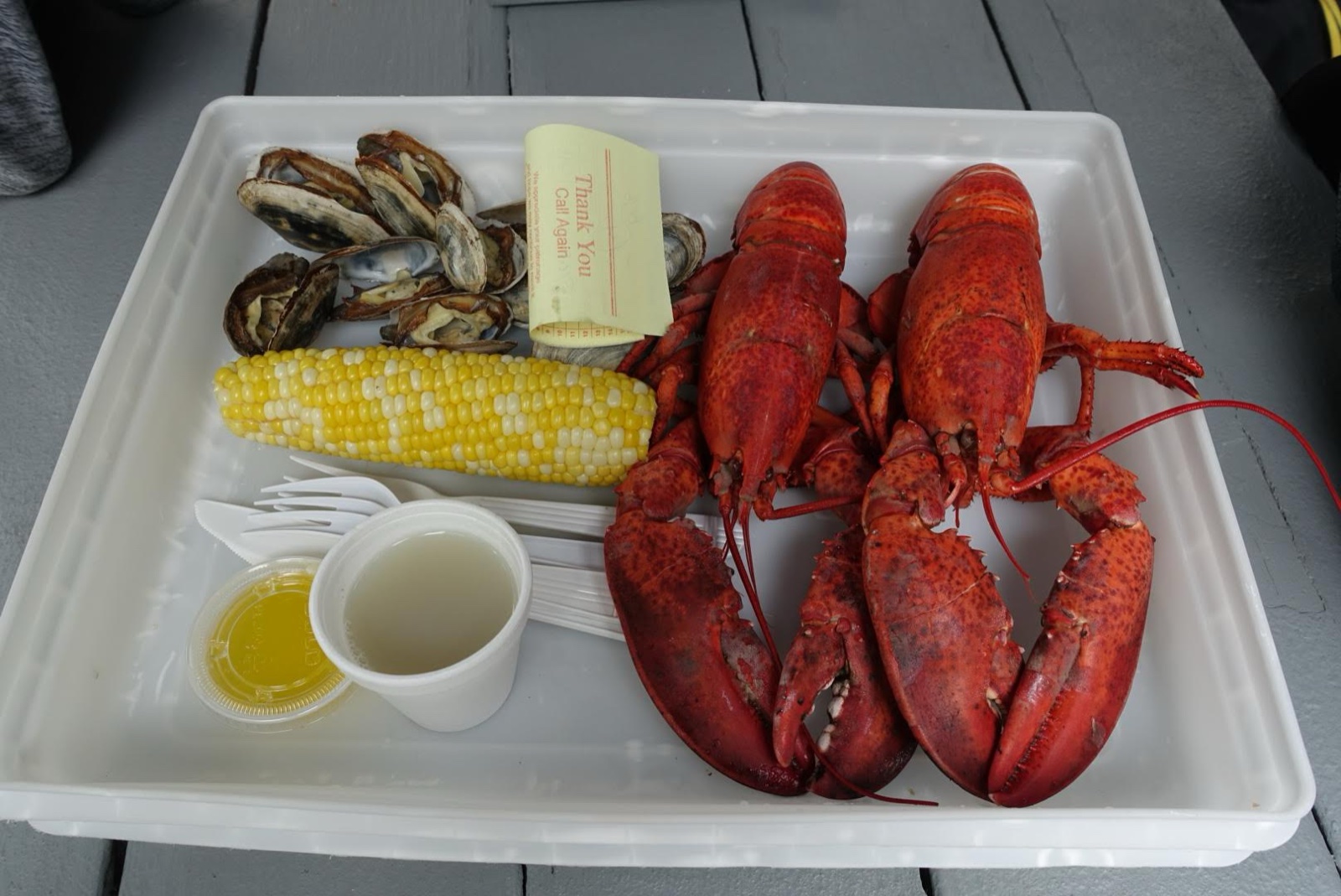 Alive & Kicking Lobsters에서 즉석으로 쪄낸 싱싱한 랍스터와 옥수수, 조개찜