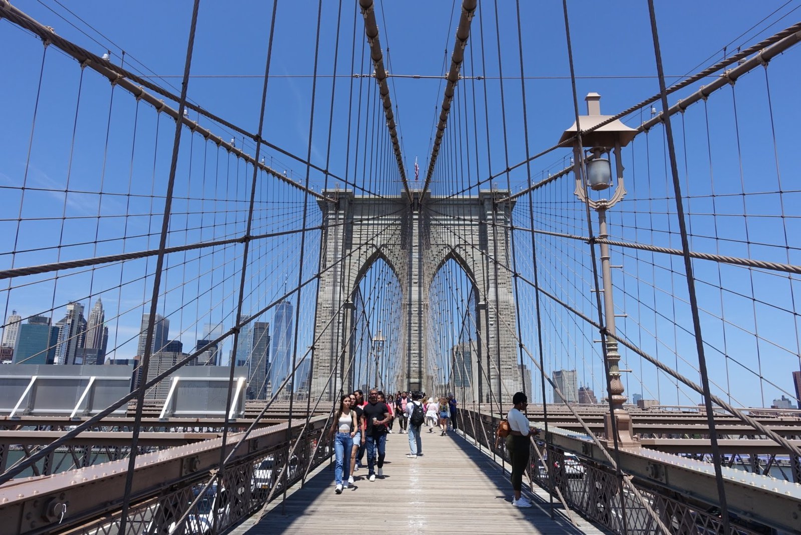 브루클린 브릿지 산책로와 고딕풍 석조 타워